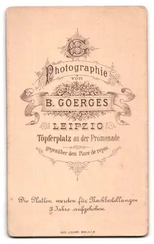 Fotografie B. Goerges, Leipzig, Töpferplatz, junger Mann mit Sakko und Einstecktuch