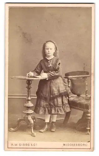 Fotografie R. W. Gibbs & Co., Middlesboro, 20 Wilson Street, kleines hübsches Mädchen im schönen Kleidchen