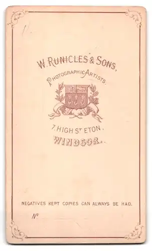 Fotografie W. Runicles & Sons, Windsor, 7. High Street Eton, Herr mit verschränkten Armen und Vollbart