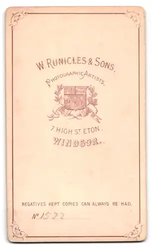 Fotografie W. Runicles & Sons, Windsor, 7. High Street Eton, Herr mit verschränkten Armen und Vollbart