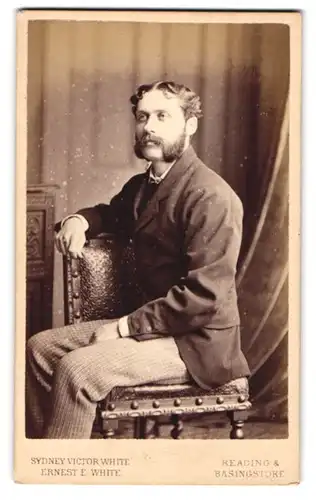 Fotografie Ernest E. White, Reading, Castle Street, bürgerlicher Herr auf einem Stuhl sitzend und mit auffälligem Bart