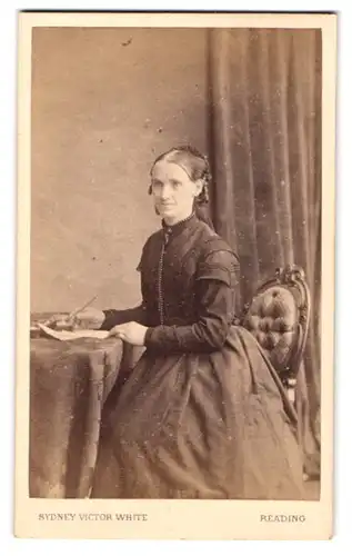 Fotografie Sydney Victor White, Reading, Castle Street 52, hübsche gutbürgerliche Dame sitzt schreibend an einem Tisch