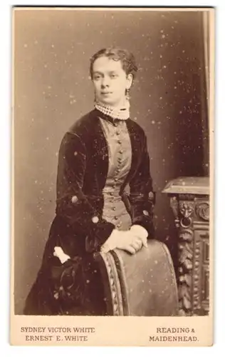 Fotografie Ernest E. White, Reading, Castle Street, junge hübsche Dame steht in edlem Gewand hinter einem Stuhl