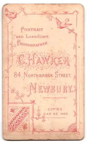 Fotografie C. Hawker, Newbury, Northbrook Street, kleines Mädchen schaut im hübschen Kleidchen neugierig in die Kamera