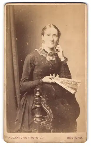 Fotografie Alexandra Photo Co., Bedford, Moland Road, gutbürgerliche Dame im Kleid mit Fächer