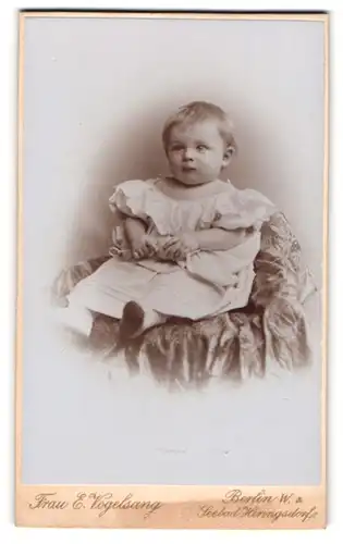 Fotografie Frau E. Vogelsang, Berlin, Lützowstrasse 77, kleines süsses Mädchen im weissem Kleidchen