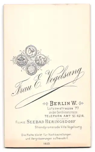 Fotografie Frau E. Vogelsang, Berlin, Lützowstrasse 77, kleines süsses Mädchen im weissem Kleidchen