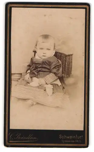 Fotografie C. Brändlein, Schweinfurt, niedliches kleines Mädchen auf einem Stuhl sitzend