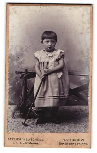Fotografie Adolf Mewes, Rathenow, Schützenstrasse 8, kleines süsses Mädchen im hübschen Kleidchen