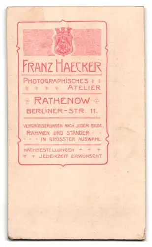 Fotografie Franz Haecker, Rathenow, Berlinerstrasse 11, kleines niedliches Mädchen posiert neugierig in einem Kleidchen