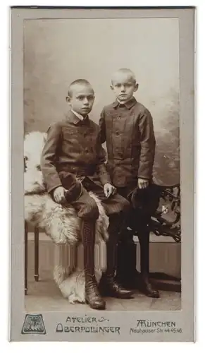 Fotografie Oberpollinger, München, Neuhauser Strasse 44-46, zwei bürgerliche Jungen posieren im Anzug