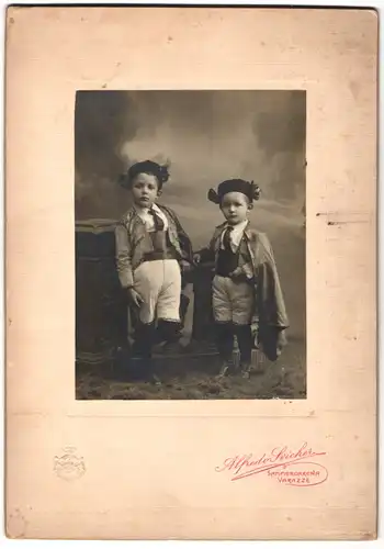 Fotografie Alfred Svicher, Varazze, zwei niedliche Knaben als Torreros / Stierkämpfer verkleidet, Grossformat 17 x 25cm
