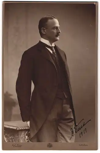 Fotografie Carl Sonne, Kjobenhavn, Herr im feinen Anzug mit Nadelstreifen Hose und Schlips, 1919