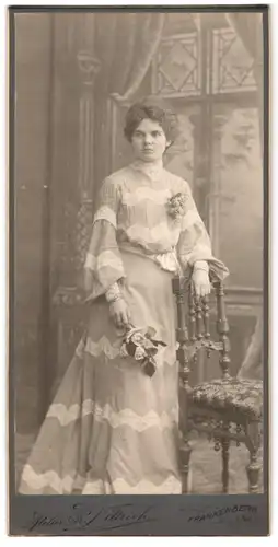 Fotografie R. Dittrich, Frankenberg i. Sa., hübsche junge Dame im mit Spitze bestickten Kleid und Locken