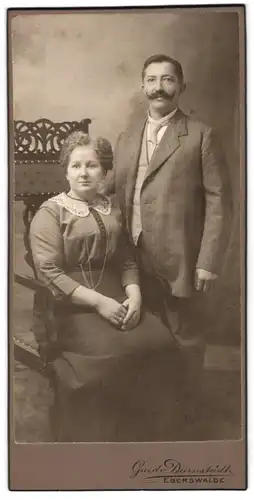 Fotografie Guido Darnstädt, Eberswalde, Ehepaar im Nadelstreifenanzug mit Kaiser Wilhelm Bart und im Kleid