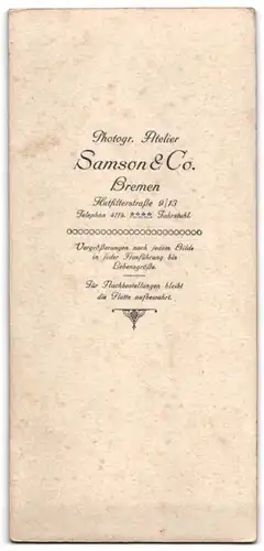 Fotografie Samson & Co., Bremen, junge Dame im mit blümchen Muster versehener Bluse und Perlenkette