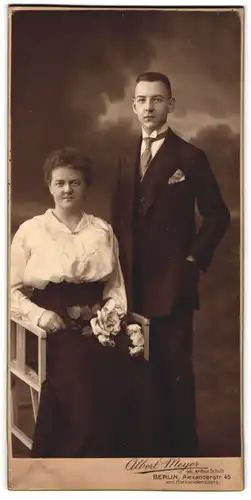 Fotografie Albert Meyer, Berlin, Mutter in weisser Bluse mit ihrem Sohn im feinen Anzug posieren im Atelier