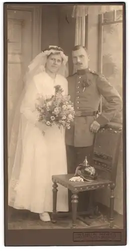 Fotografie Wilhelm Moeck, Dresden, Soldat in Uniform Rgt. 108 mit Pickelhaube Sachsen nebst Braut, Kriegshochzeit