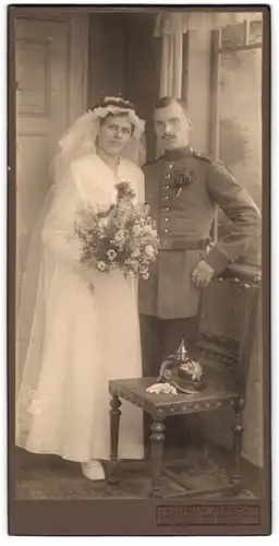 Fotografie Wilhelm Moeck, Dresden, sächsischer Soldat in Uniform Rgt. 108 mit Pickelhaube Sachsen, Kriegshochzeit