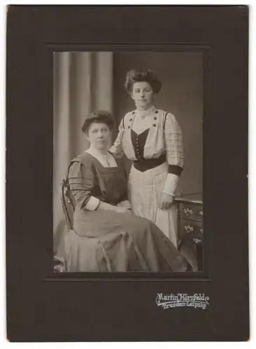 Fotografie Martin Herzfeld, Dresden, zwei Damen im dunklen und im karierten Kleid mit toupierten Haaren