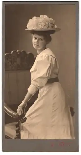 Fotografie M. Weber, Ort unbekannt, junge Dame im weissen Kleid mit Blumenhut und Armkettchen