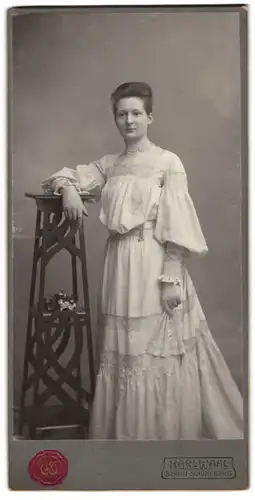 Fotografie Karl Wahl, Berlin, junge Dame im weissen Kleid mit Verzierungen und Perlenkette, Fächer in der Hand