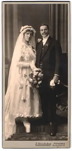 Fotografie J. Grieshaber, München, Portrait Ehepaar im Hochzeitskleid und im Anzug mit Zylinder