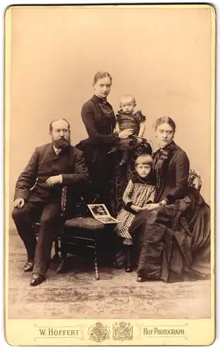 Fotografie W. Höffert, Dresden, Mutter und Vater mit ihren drei Kindern in Biedermeierkleidern im Atelier, Mutterglück