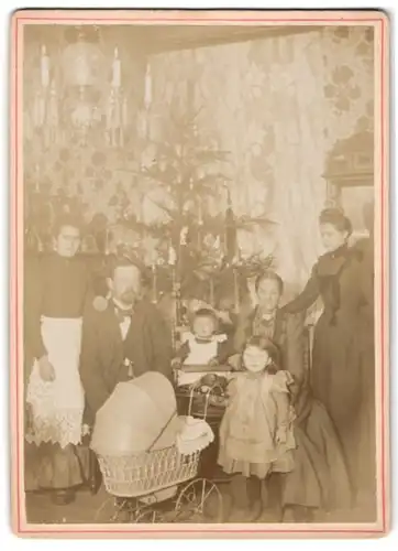 Fotografie unbekannter Fotograf und Ort, Weihnachten in Familie, mit Puppenwagen und Weihnachtsbaum