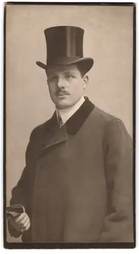 Fotografie unbekannter Fotograf und Ort, Herr im Mantel mit Zylinder und Mustach