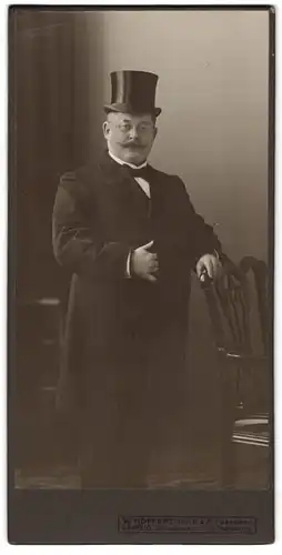 Fotografie W. Höffert, Leipzig, korpulenter Herr im feinen Anzug mit Fliege und Zylinder posiert im Atelier