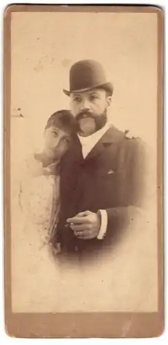 Fotografie unbekannter Fotograf und Ort, Herr im Anzug mit Backenbart und Melone nebst seiner Tochter Ella im Kleid