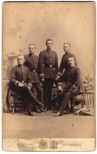 Fotografie W. Höffert, Ort unbekannt, Einjährig-Freiwillige Uffz. in Uniform posieren im Atelier