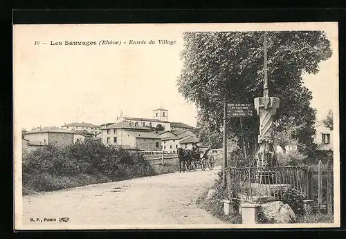 AK Les Sauvages, Entrée du Village