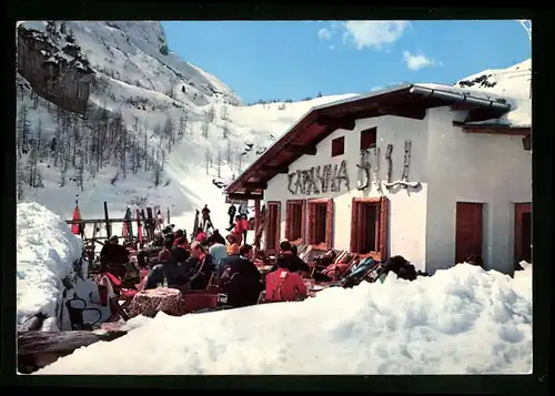 AK Canizei alla Marmolada, Restaurant Capanna Bill im Winter, mit Gästen auf der Terrasse