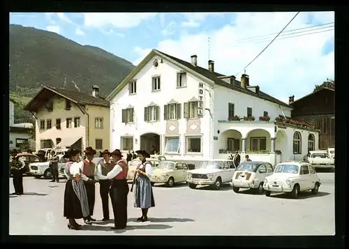 AK Prad am Stifserjoch, Ortspartie mit Gasthof Neue Post und Gruppe in Trachten