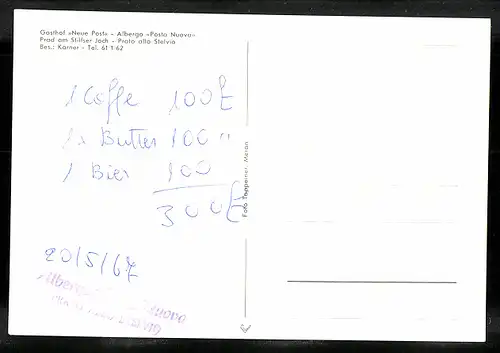 AK Prad am Stifserjoch, Ortspartie mit Gasthof Neue Post und Gruppe in Trachten