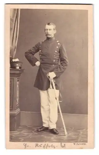 Fotografie W. Severin, Düsseldorf, Soldat in Uniform mit Säbel und Moustache