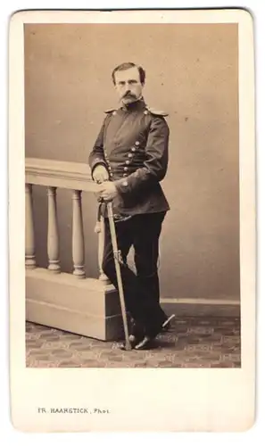 Fotografie Fr. Haarstick, Düsseldorf, Chevauleger in Uniform mit Epauletten und Sporen an den Schuhen