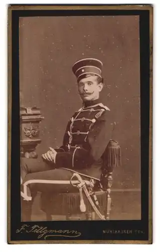 Fotografie F. Tellgmann, Mühlhausen i. Th., Husar in Uniform mit Moustache sitzend im Atelier