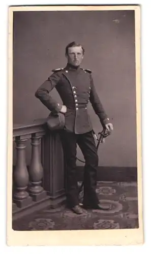 Fotografie unbekannter Fotograf und Ort, Portrait Ulan in Uniform mit Säbel und Epauletten