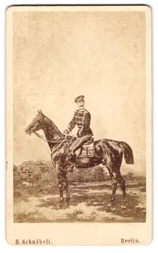 Fotografie H. Schnäbeli, Berlin, Husar in Uniform zu Pferde