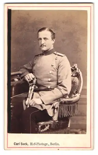 Fotografie Carl Suck, Berlin, Soldat in heller Uniform mit Säbel und Moustache