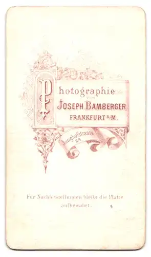 Fotografie J. Bamberger, Frankfurt a. M., Soldat in Uniform mit Reitgerte posiert im Atelier