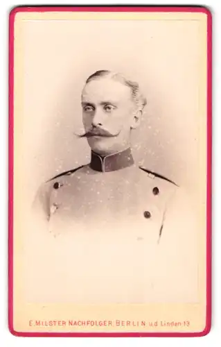 Fotografie E. Milster Nachf., Berlin, Soldat in Uniform mit Moustache