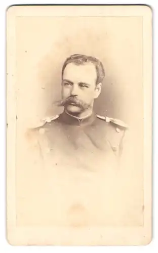 Fotografie Maler Buchner, Stuttgart, Soldat in Uniform mit Epualetten und wuchtigem Schnauzbart