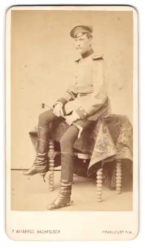 Fotografie F. Weisbrod Nachf., Frankfurt a. M., Soldat in Uniform mit Epauletten und Reitgerte im Atelier