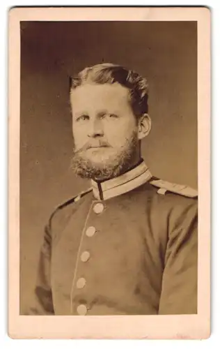 Fotografie G. Overbeck, Düsseldorf, Soldat in Gardeuniform mit Vollbart