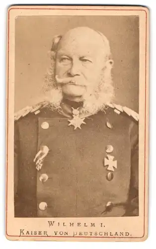 Fotografie unbekannter Fotograf und Ort, Portrait Kasier Wilhelm I. in Uniform mit Eisernes Kreuz am Band