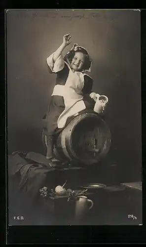 AK Münchner Kindl mit Bierkrug sitzt auf Bierfass